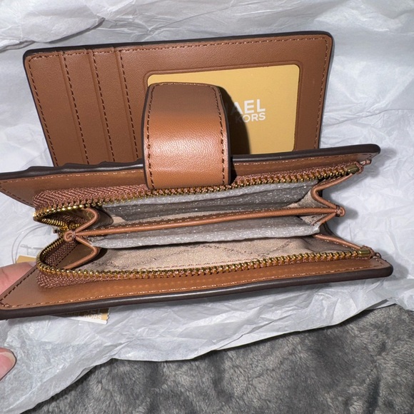 Michael Kors Jet Set Medium Bifold Zip Coin Wallet- NWT - Picture 4 of 4